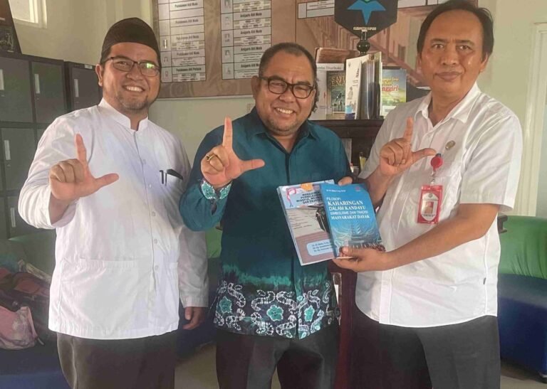 Hari Buku Sedunia, Disarpustaka Kapuas Terima Sumbangan Buku dari Penulis Lokal