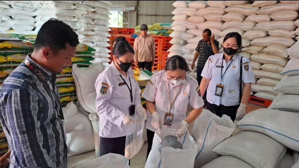 Jamin Kualitas Beras SPHP, OKKPD Kalteng Audit Mutu dan Keamanan Pangan di Gudang Bulog