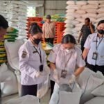 Jamin Kualitas Beras SPHP, OKKPD Kalteng Audit Mutu dan Keamanan Pangan di Gudang Bulog