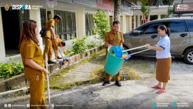 Awali Hari dengan bersihkan Kantor, Aksi Nyata Dispora Kalteng Gerakan Indonesia ASRI
