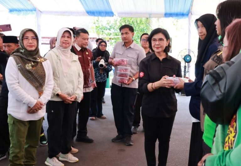 Sasar Ojol dan Mahasiswa, Pemprov Kalteng Bagikan Daging Kurban di Istana